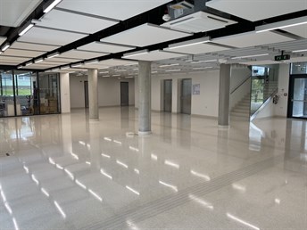 Rozlehlá hala s lesklou litou terrazzo podlahou