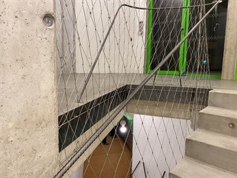 Betonové schodiště s ocelovým lanovým zábradlím
