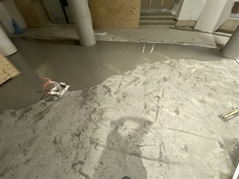 Čerstvě rozlitá samonivelační stěrka na podlaze