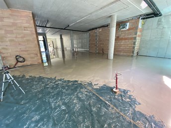 Hala s fólií a laserovým stativem před litím anhydritu
