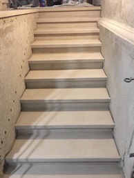 Kamenné schodiště s tmavými hranami stupňů