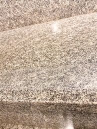 Zaoblená hrana žulového schodu – detail