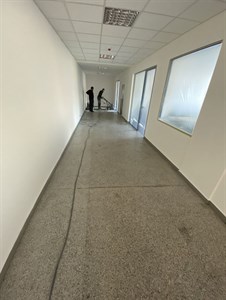 Chodba se zašlou teracovou podlahou před renovací