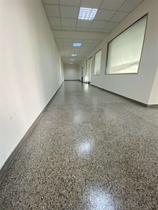 Stejná chodba po renovaci s vyleštěným teracem
