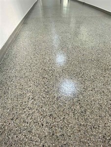 Stejná podlaha po renovaci – vyleštěné teraco s odleskem světla