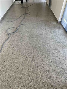Zašlá teracová podlaha v další chodbě před renovací