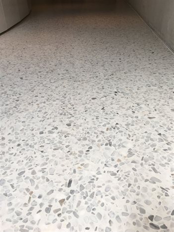 Světlé lité teraco s leštěným povrchem – detail